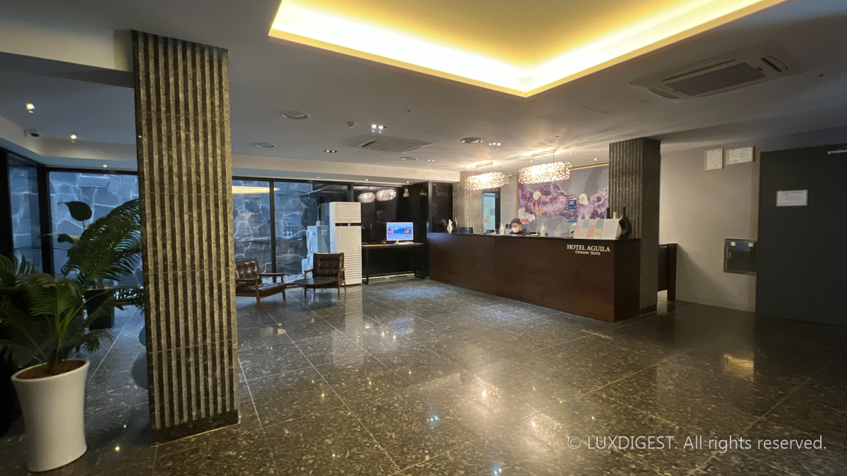 the appearance of a desk for currency exchange