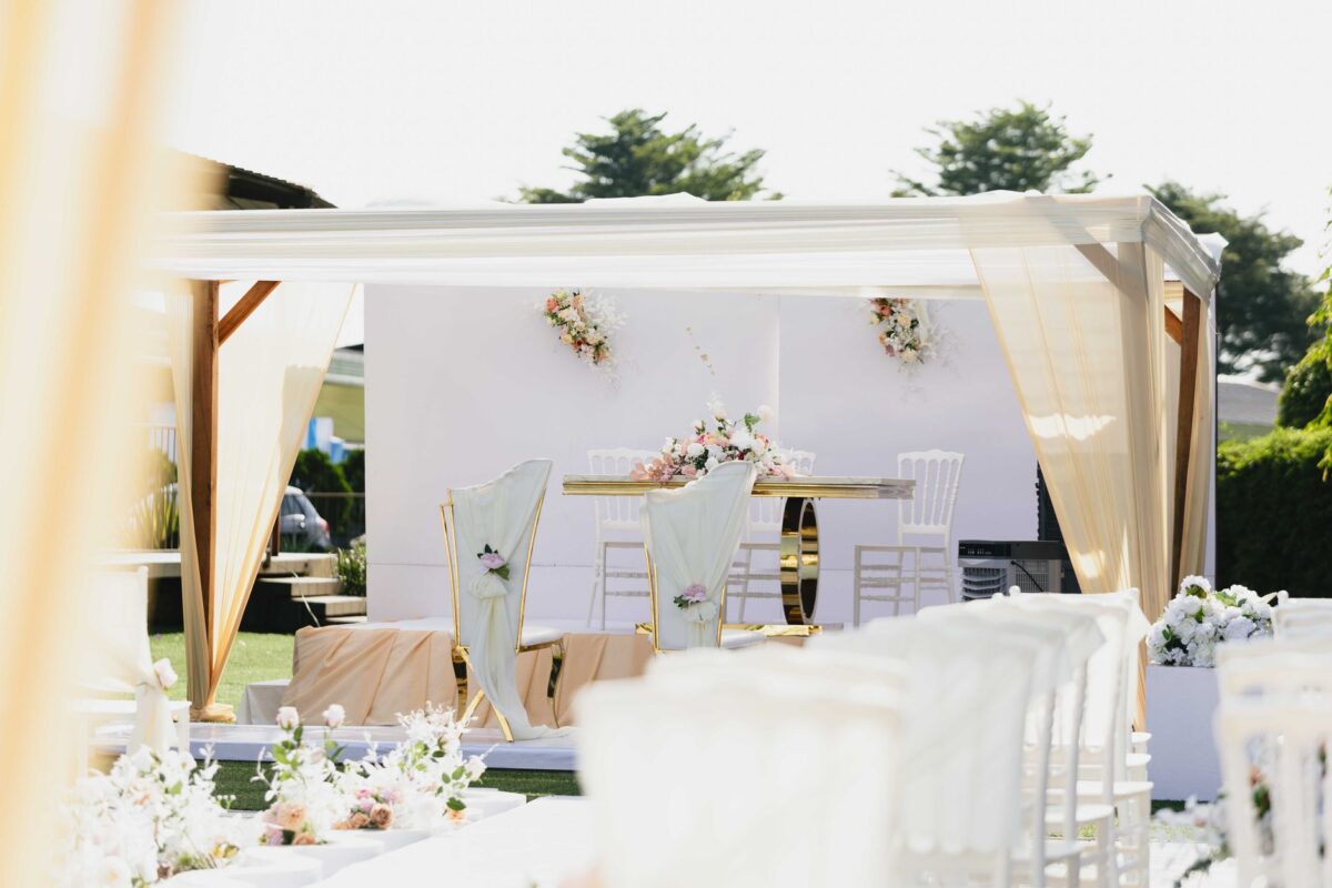 아름다운 정원 배경의 우아한 야외 결혼식 장면